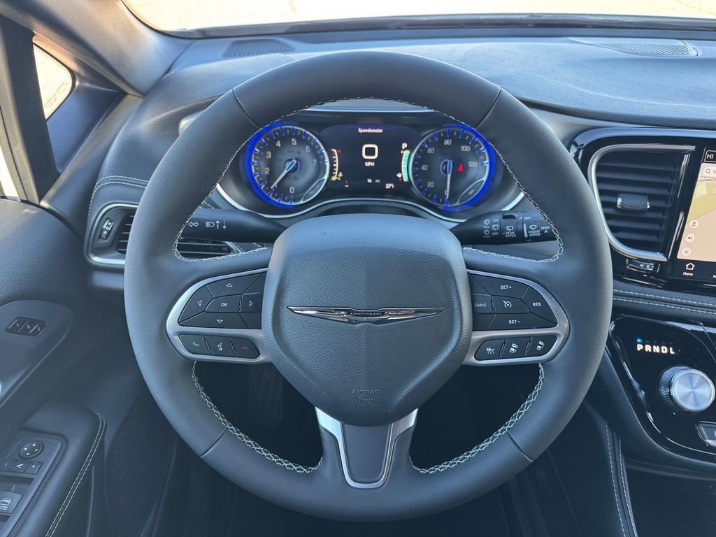 New 2026 Chrysler Pacifica Limited w/ Trailer Tow Group AWD/4WD image 15