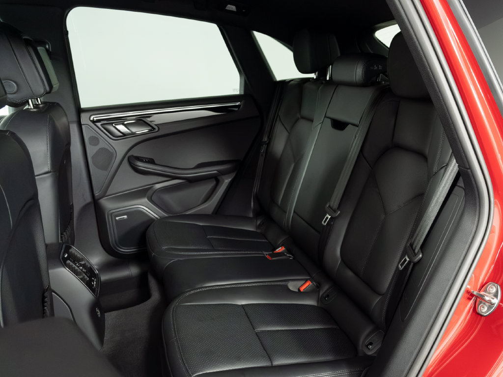 Certified 2026 Porsche Macan AWD/4WD image 39
