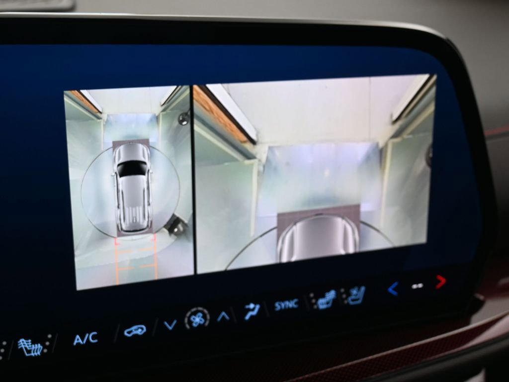 Used 2024 Chevrolet Traverse RS image 33