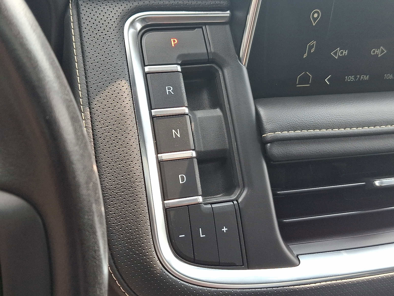 Used 2022 GMC Yukon SLT w/ SLT Premium Package image 18