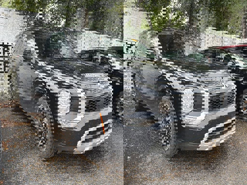 Used 2023 Mitsubishi Outlander SE image 1