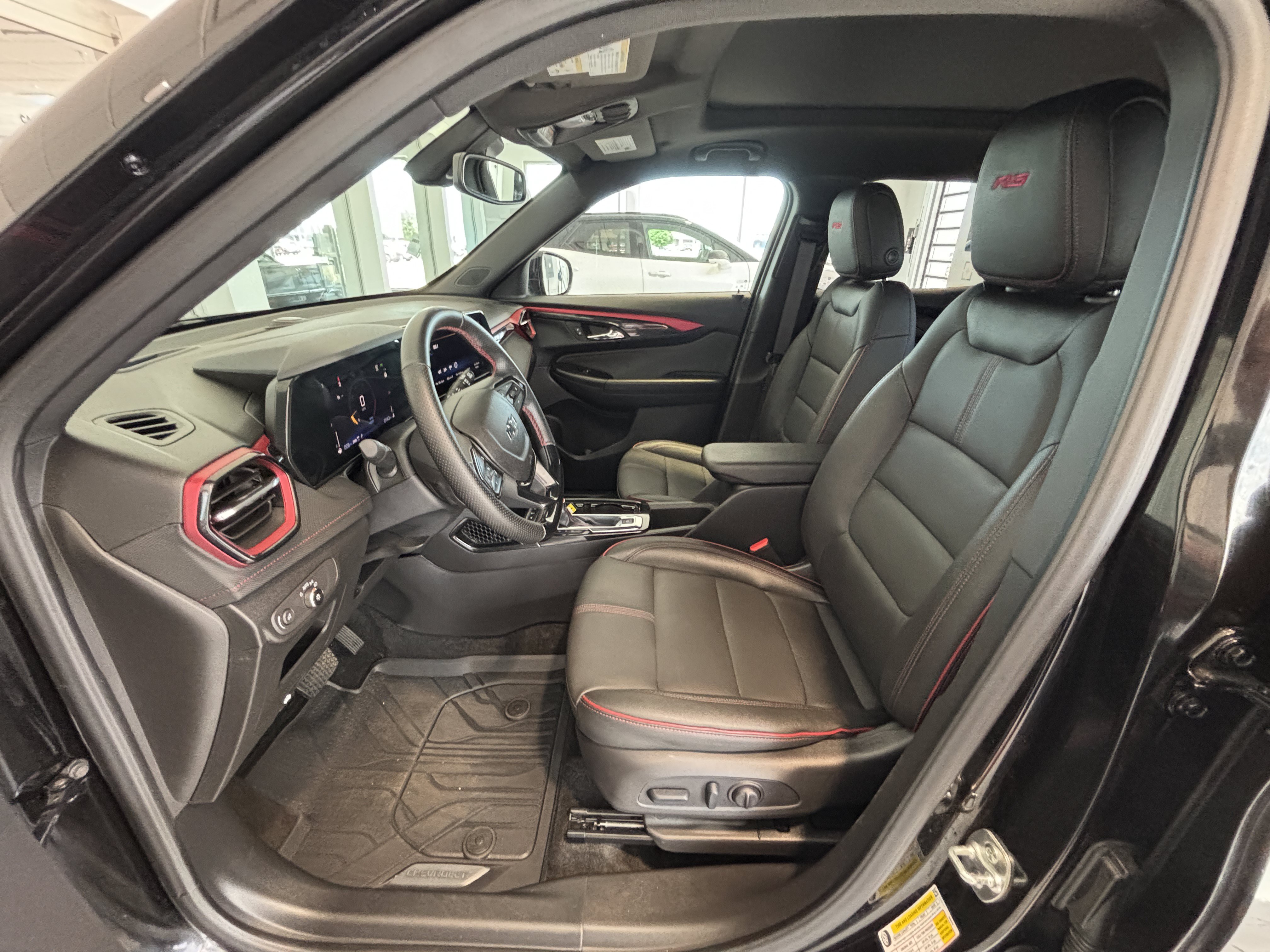 Used 2025 Chevrolet TrailBlazer RS w/ Convenience Package AWD/4WD image 2