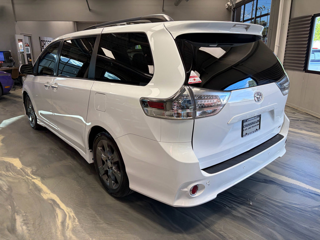 Used 2017 Toyota Sienna SE FWD image 35