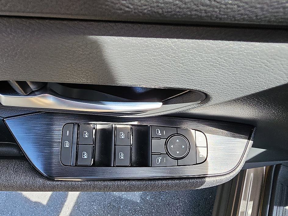 Used 2025 Nissan Kicks SV image 10