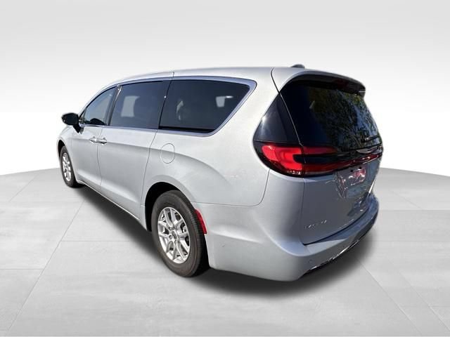 Used 2024 Chrysler Pacifica Touring-L FWD image 5