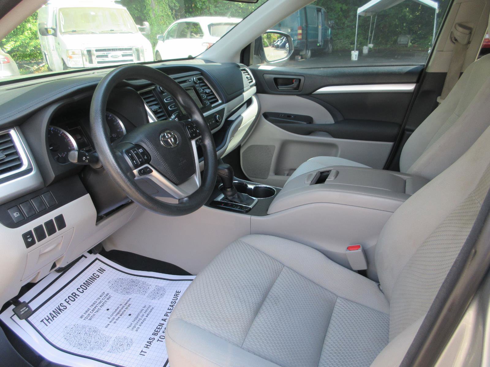 Used 2018 Toyota Highlander LE FWD image 13