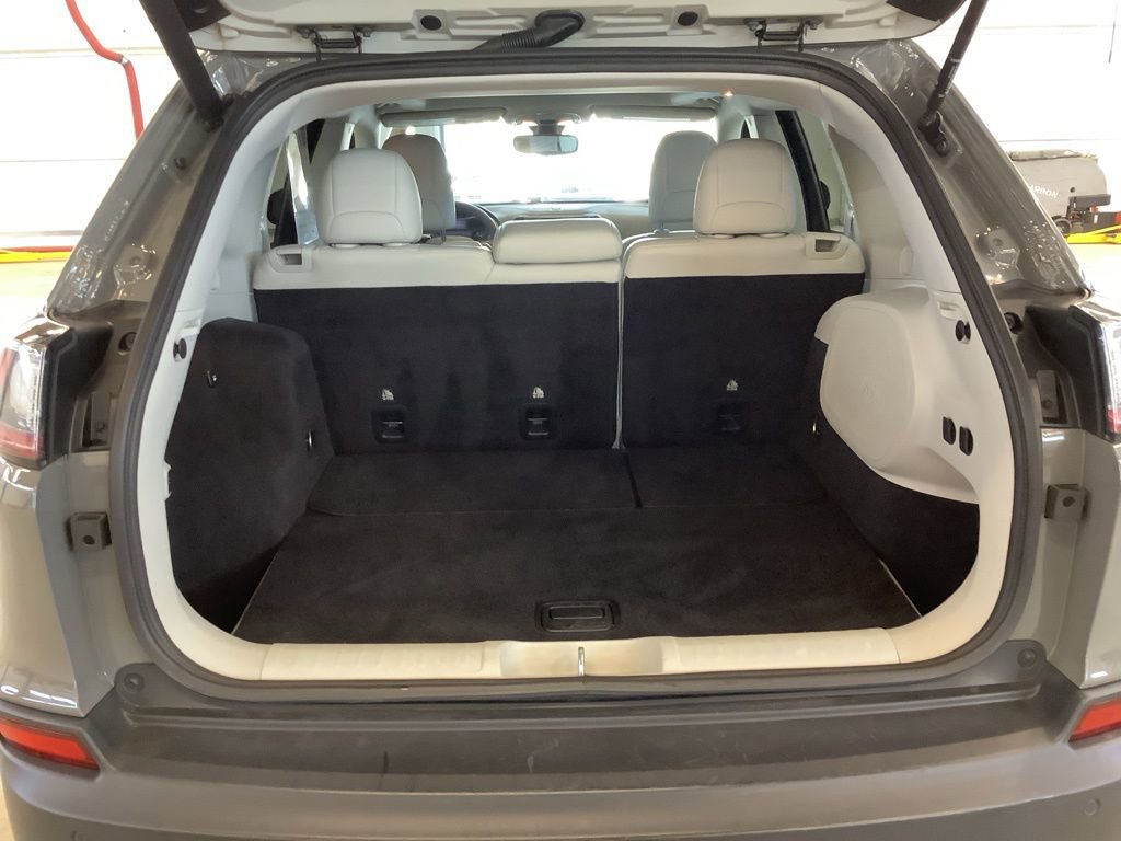 Used 2019 Jeep Cherokee Limited w/ Luxury Group AWD/4WD image 23