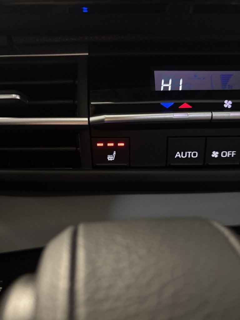 Used 2025 Toyota Sienna XLE image 5