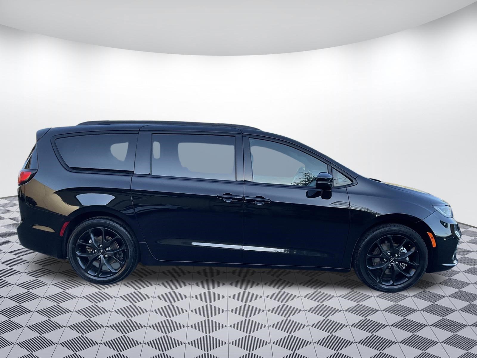 Used 2025 Chrysler Pacifica Limited FWD image 2