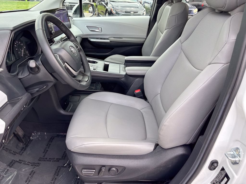 Certified 2026 Toyota Sienna XLE FWD image 19