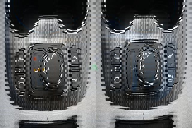 Used 2021 GMC Acadia SLT w/ Technology Package image 32