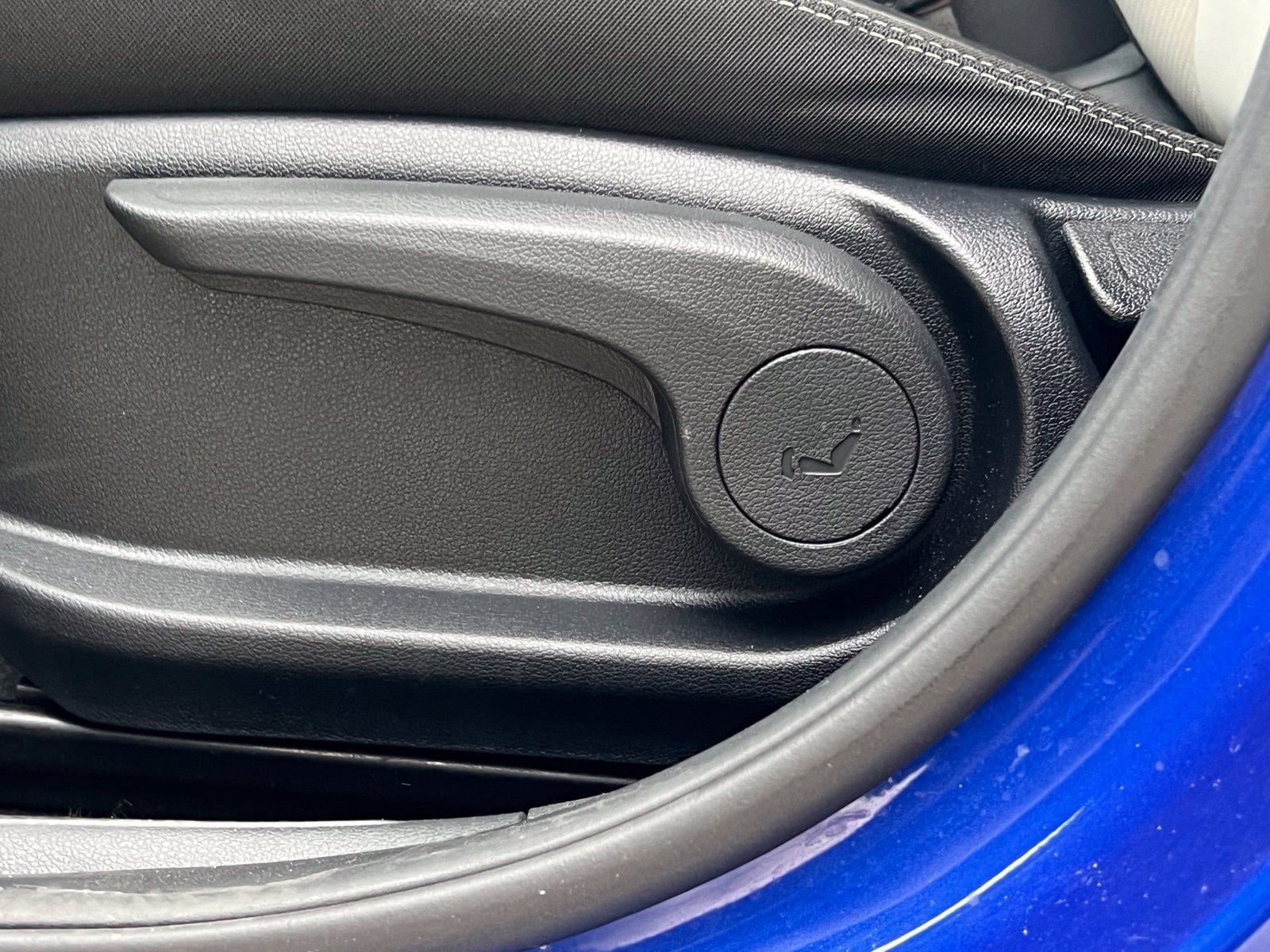 Certified 2025 Hyundai Venue SEL FWD image 25