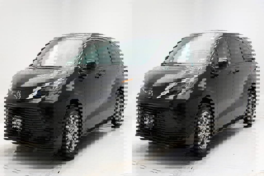 Used 2024 Toyota Sienna LE image 5