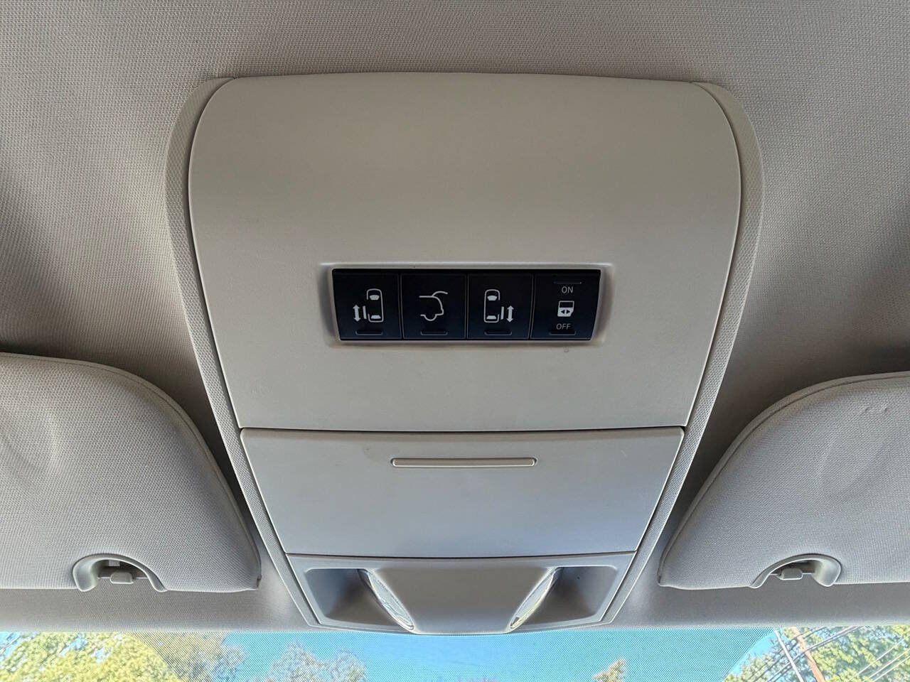 Used 2010 Dodge Grand Caravan Hero w/ Entertainment Group 1 FWD image 16