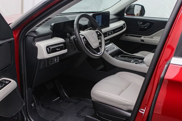 Used 2025 Lincoln Aviator AWD image 13