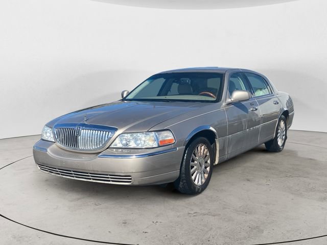 Used 2003 Lincoln Town Car Signature image 2
