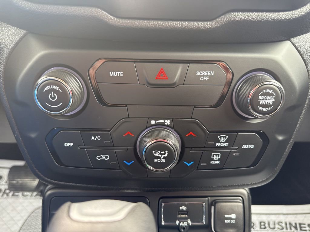 Used 2018 Jeep Renegade Latitude w/ Cold Weather Group image 16