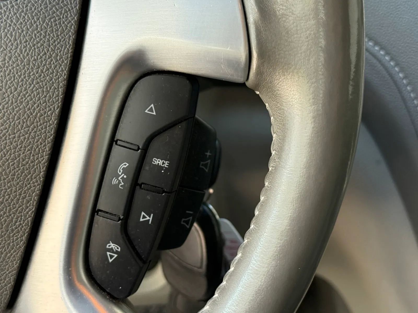 Used 2015 GMC Acadia SLT image 24