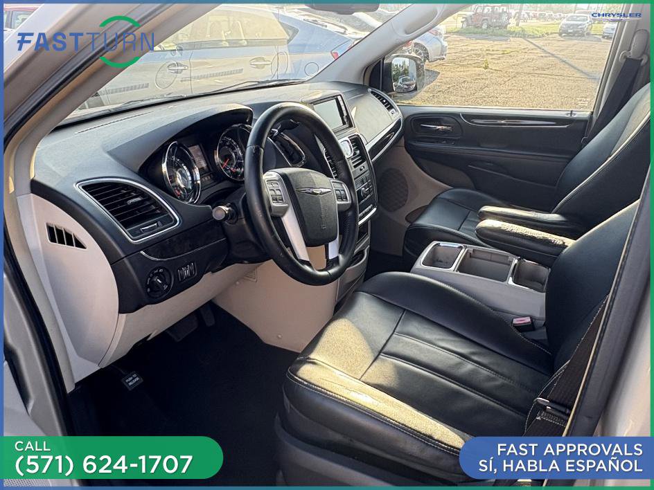 Used 2015 Chrysler Town & Country Touring image 16
