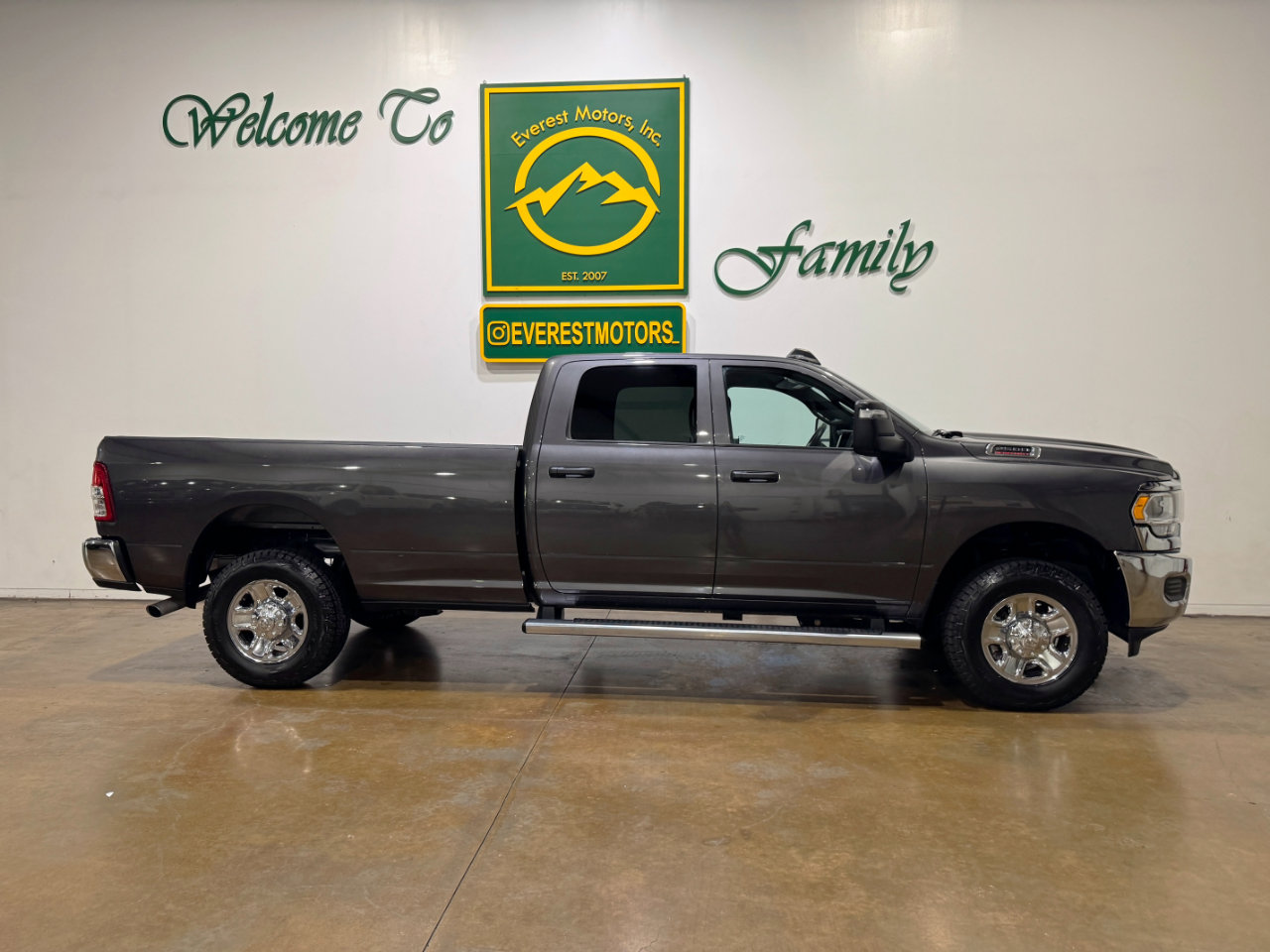 Used 2024 RAM 2500 Tradesman w/ Chrome Appearance Group image 9