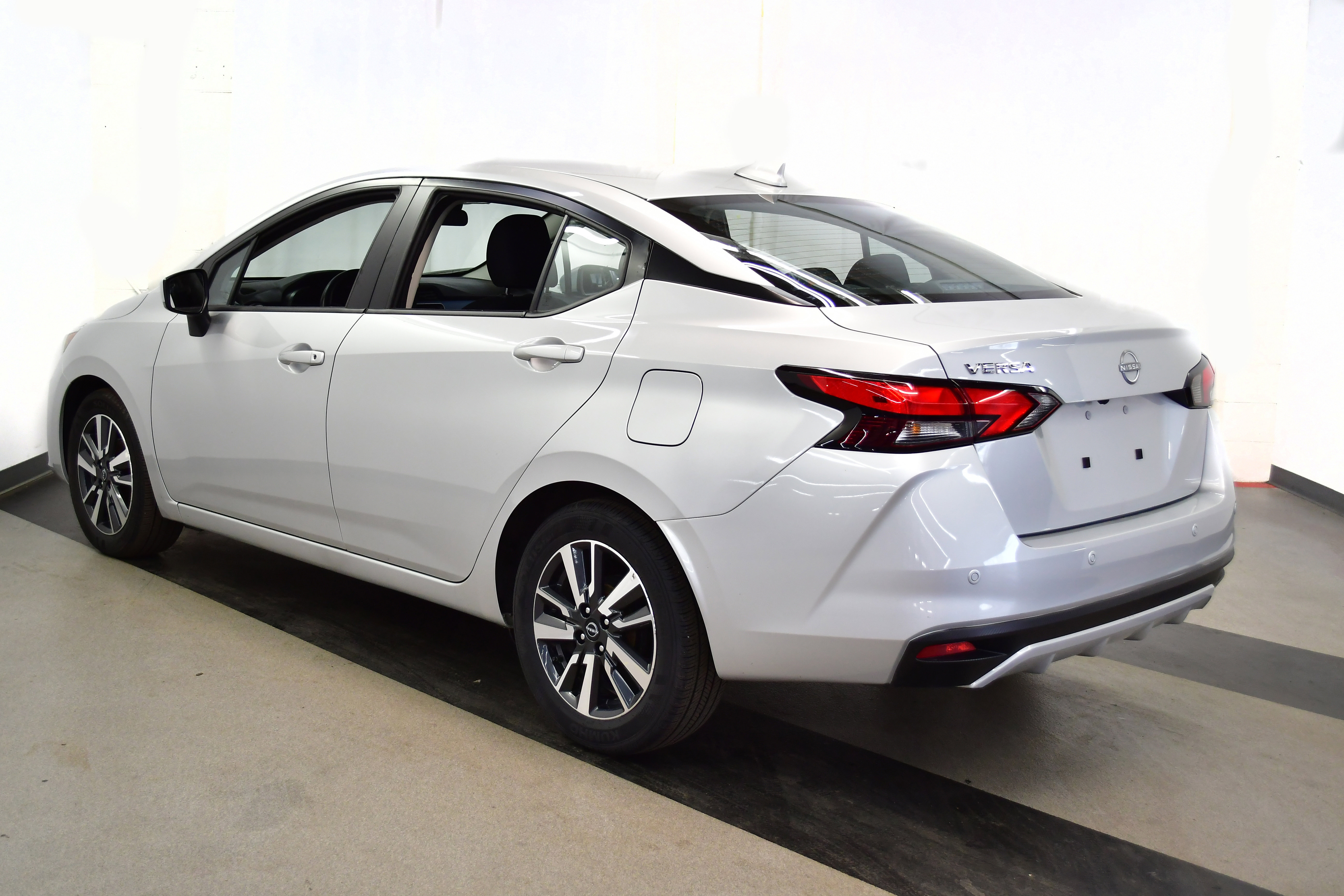 Used 2025 Nissan Versa SV image 5