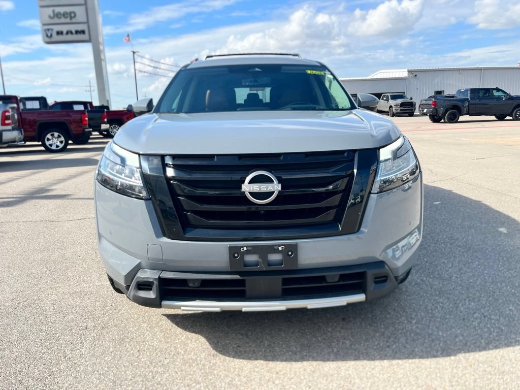 Used 2023 Nissan Pathfinder Platinum w/ Black Appearance Package AWD/4WD image 2