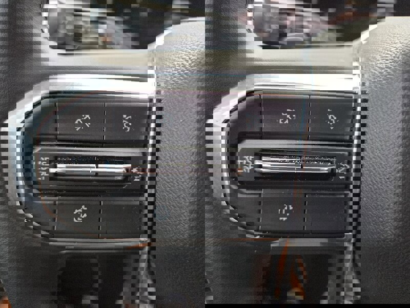 Used 2025 GMC Acadia Elevation image 17