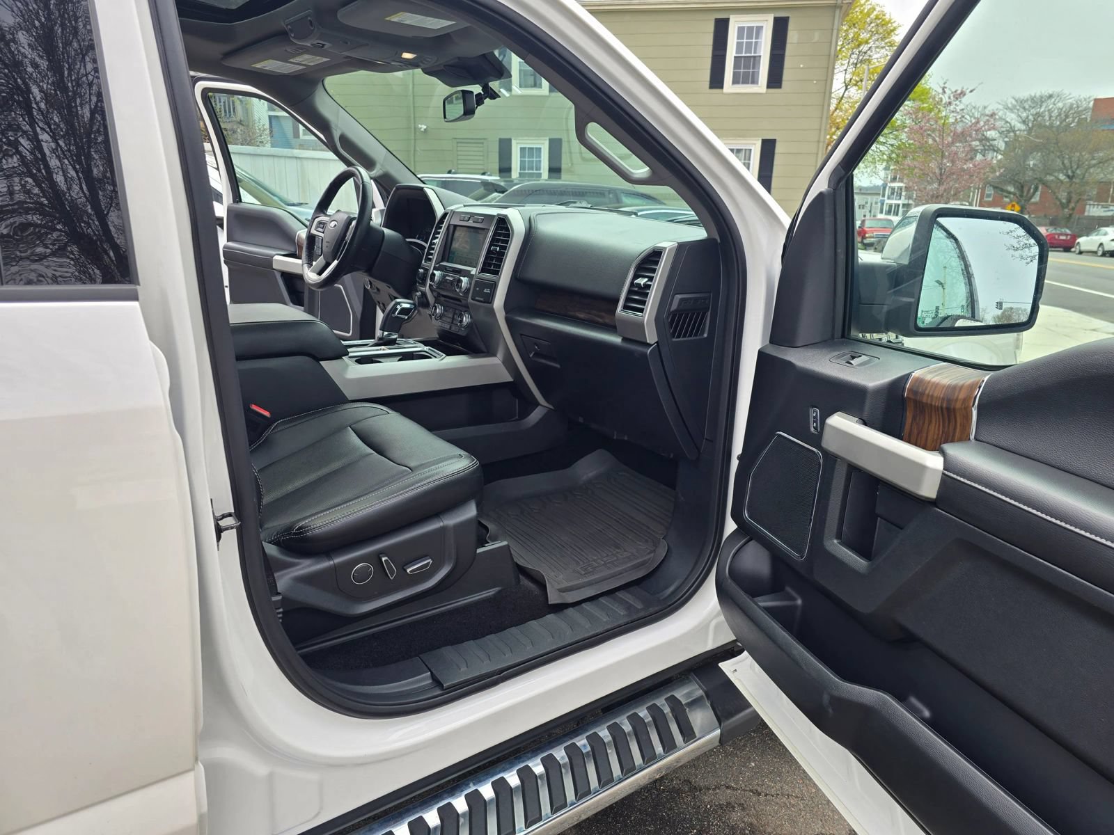 Used 2018 Ford F150 Lariat w/ Equipment Group 502A Luxury AWD/4WD image 14