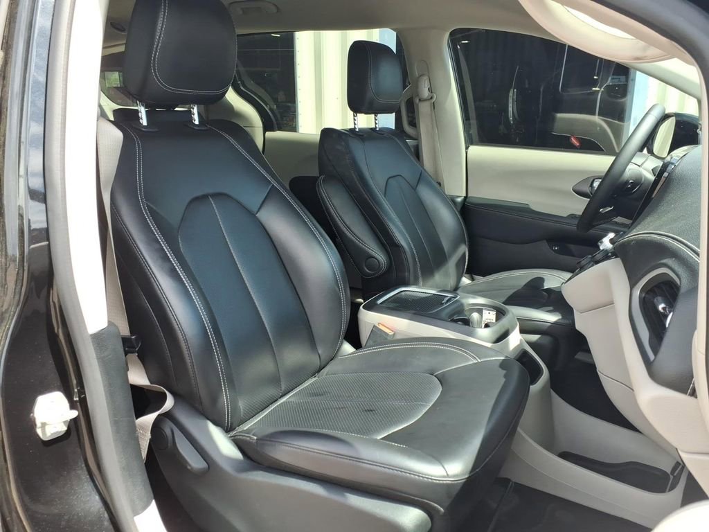 Used 2024 Chrysler Pacifica Limited FWD image 11