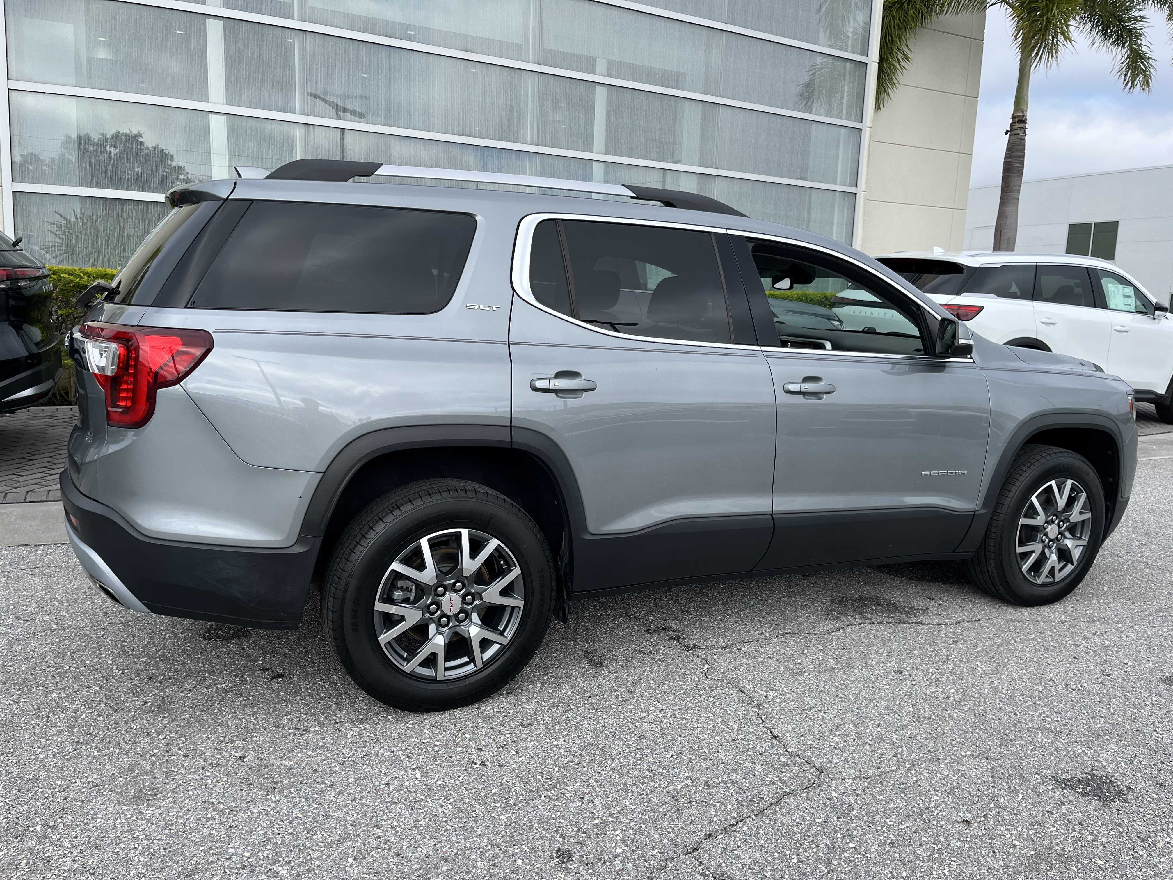Used 2023 GMC Acadia SLT FWD image 8