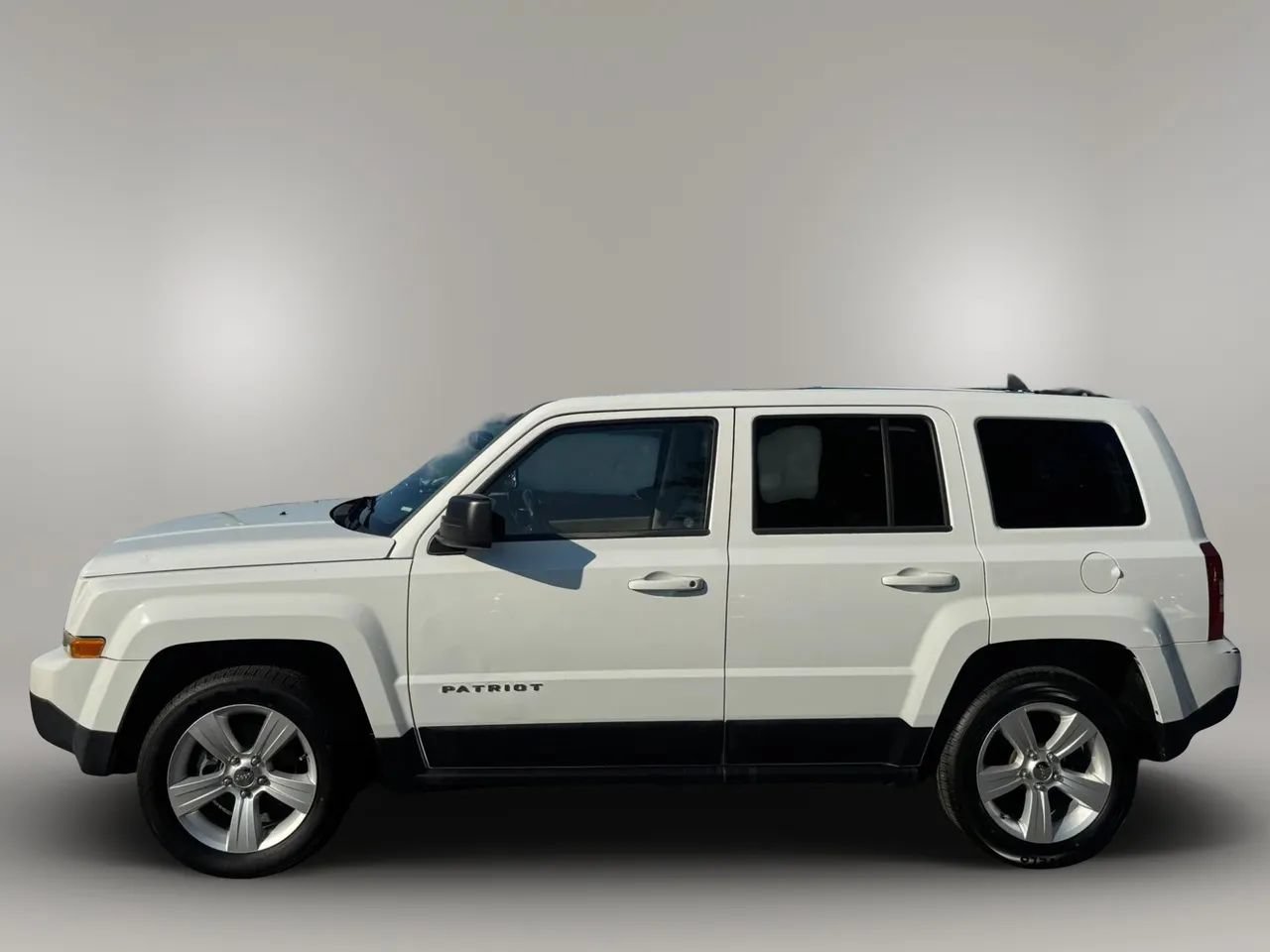 Used 2014 Jeep Patriot Limited w/ Sun/Sound Group FWD image 3