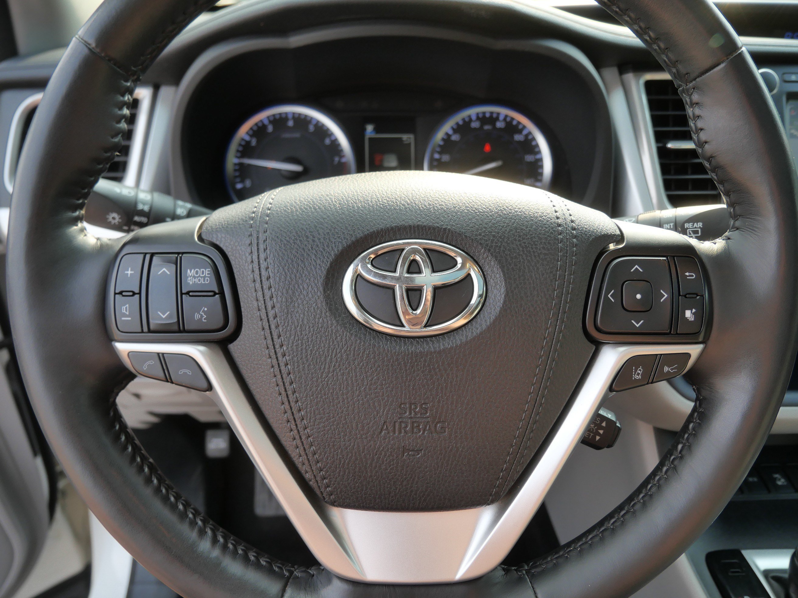 Certified 2017 Toyota Highlander Limited Platinum w/ Carpet Mat Package AWD/4WD image 26