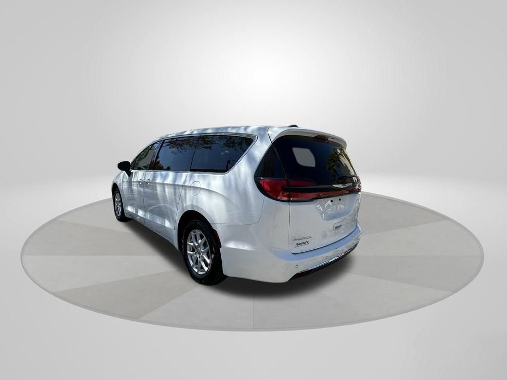 Used 2023 Chrysler Pacifica Touring-L image 5