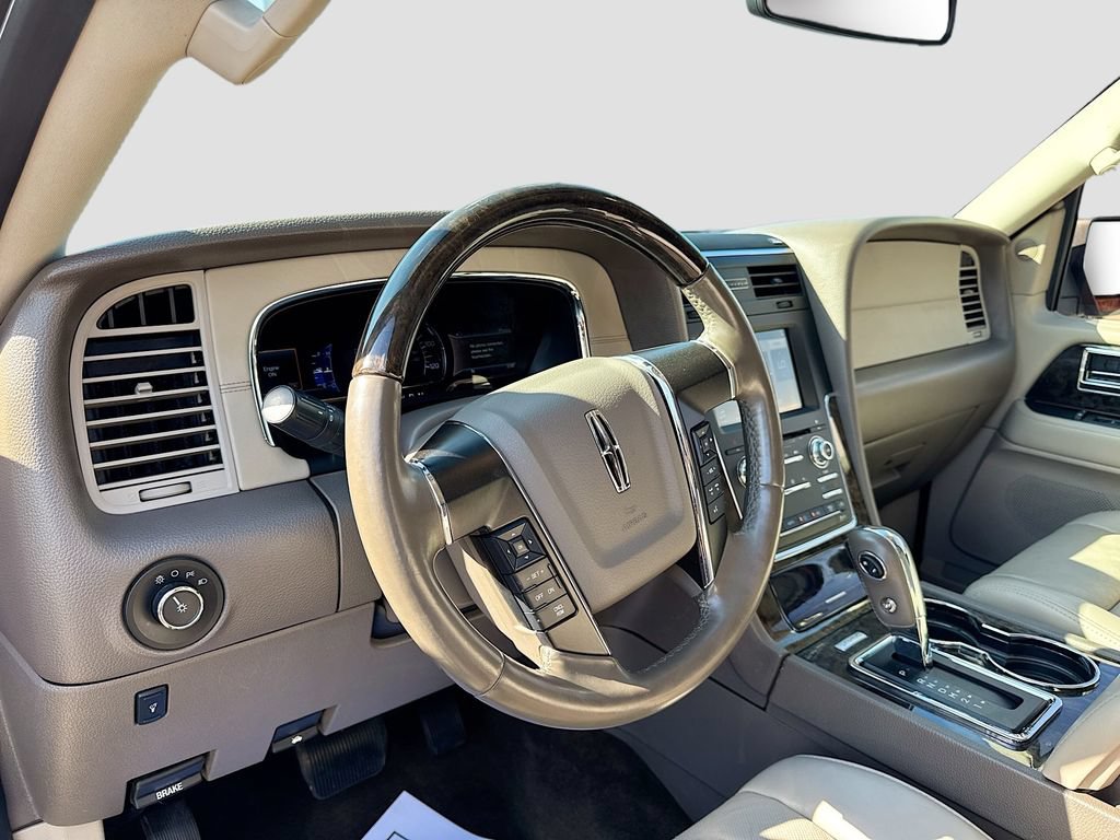 Used 2017 Lincoln Navigator Select RWD image 9