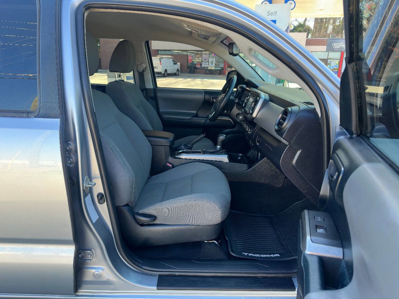 Used 2016 Toyota Tacoma SR5 w/ SR5 Appearance Package (SN) AWD/4WD image 10