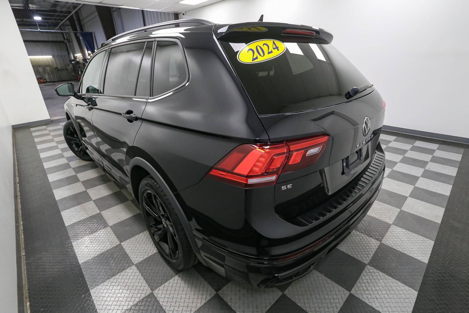 Certified 2024 Volkswagen Tiguan SE R-Line AWD/4WD image 12