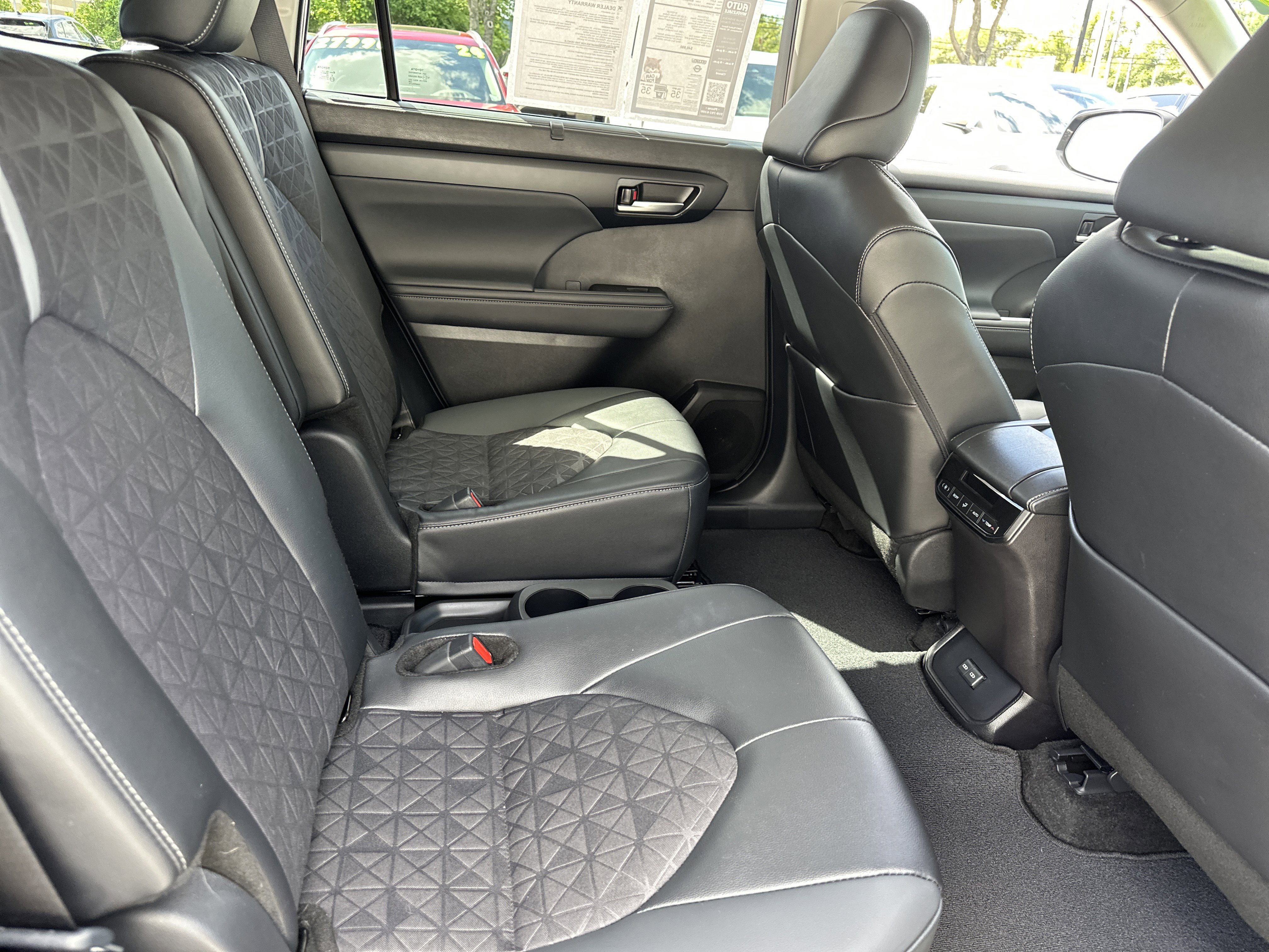 Used 2025 Toyota Highlander XLE AWD/4WD image 6