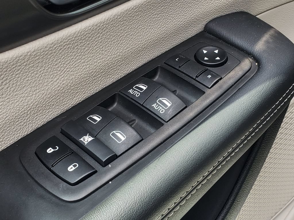 Used 2024 Chrysler Pacifica Touring-L FWD image 8