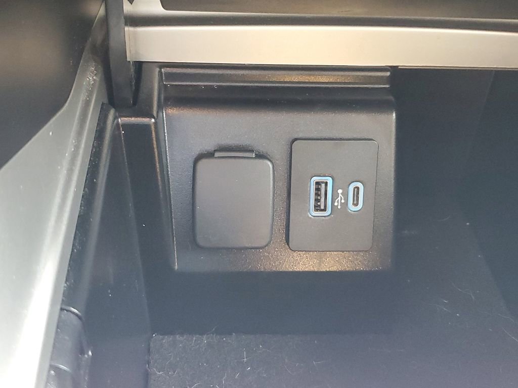 Used 2022 Ford Explorer XLT image 27