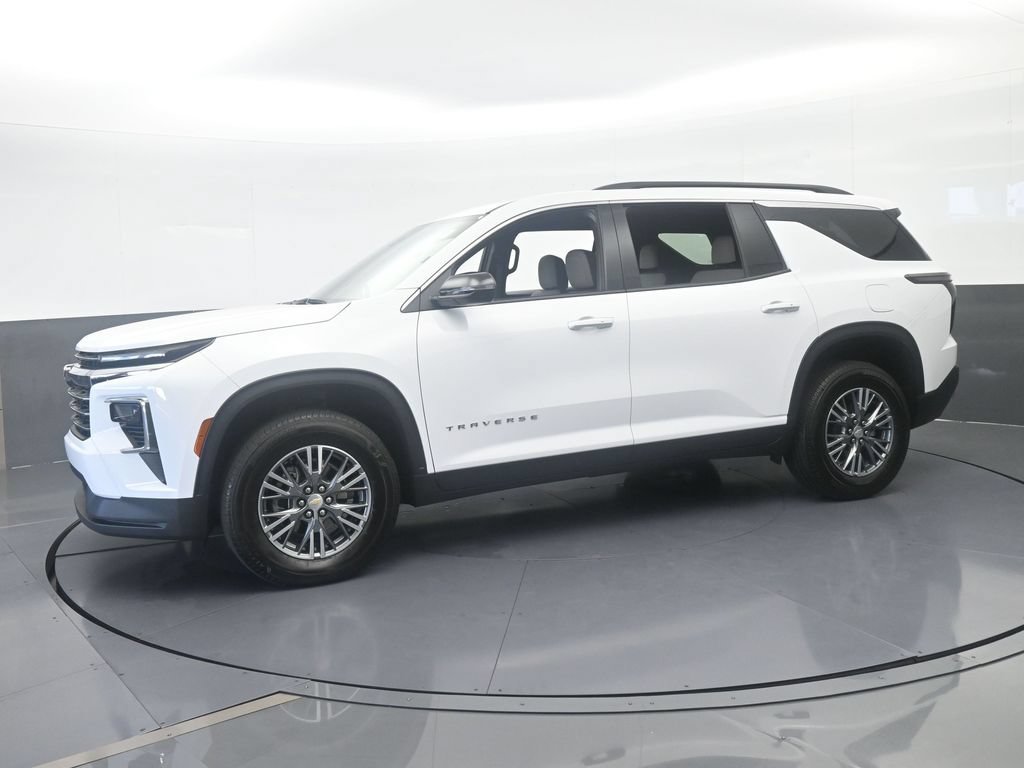 Used 2025 Chevrolet Traverse LT FWD image 2