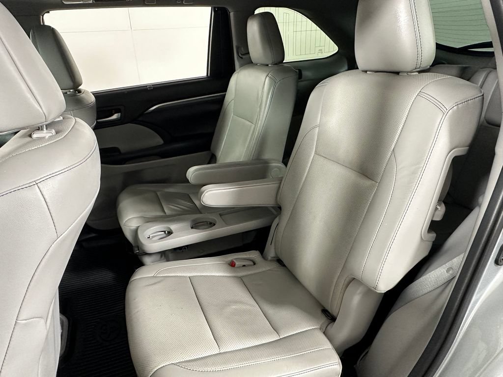 Used 2019 Toyota Highlander Limited w/ Carpet Mat Package (TMS) AWD/4WD image 19