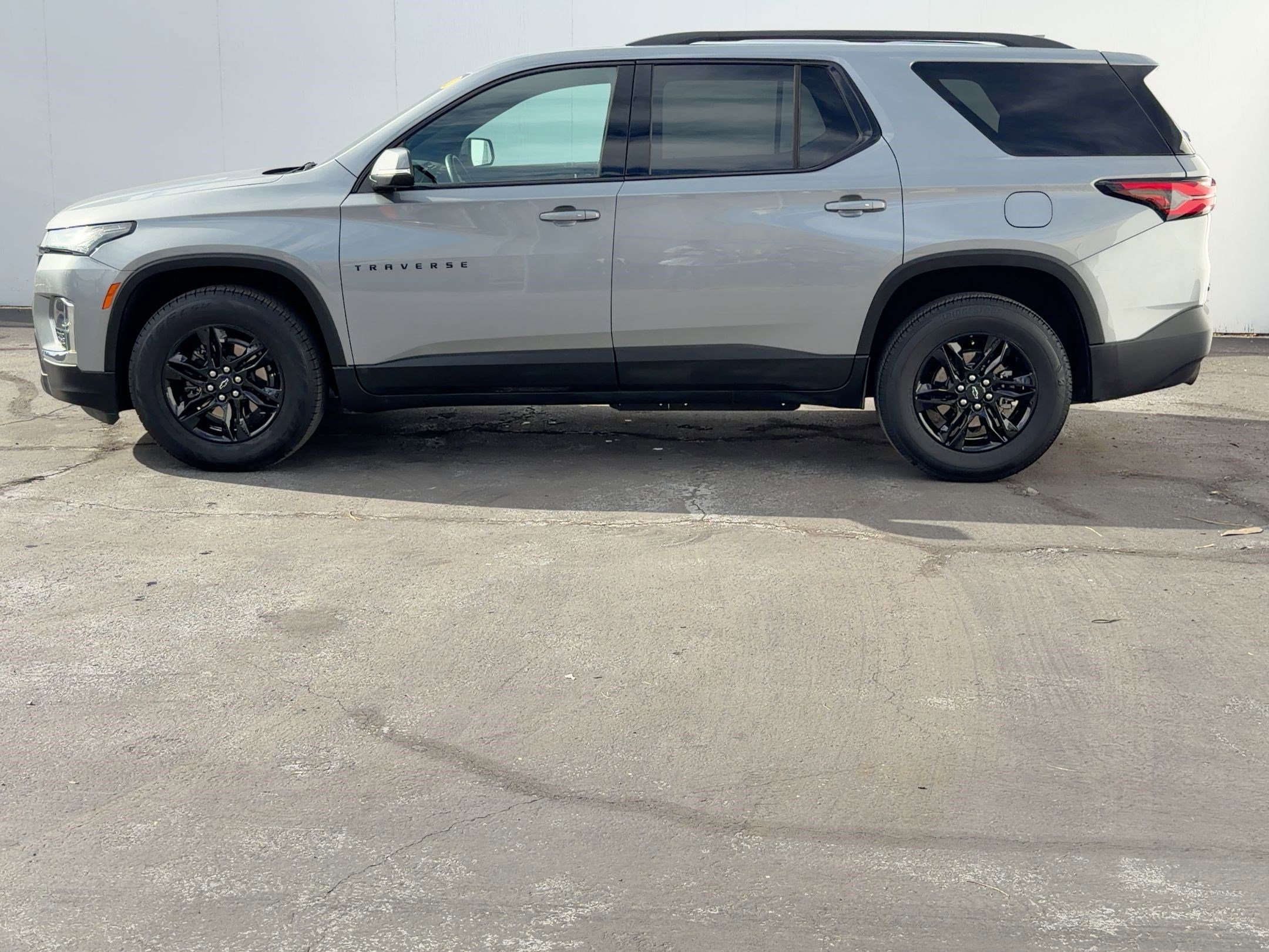 Used 2023 Chevrolet Traverse LT image 2