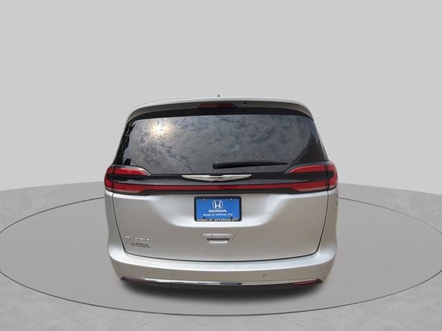 Used 2024 Chrysler Pacifica Touring-L FWD image 4