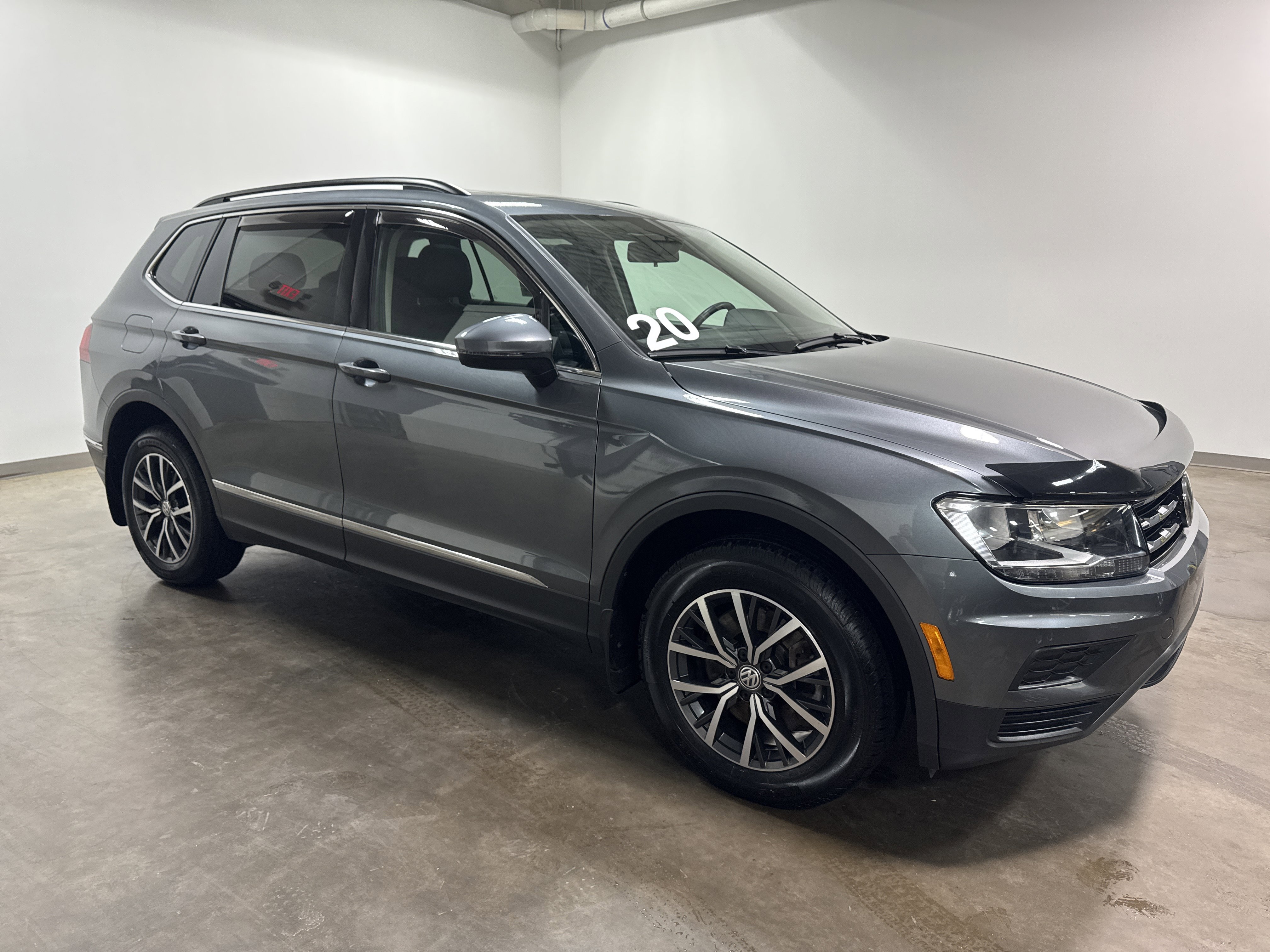 Used 2020 Volkswagen Tiguan SE w/ Panoramic Sunroof Package image 2