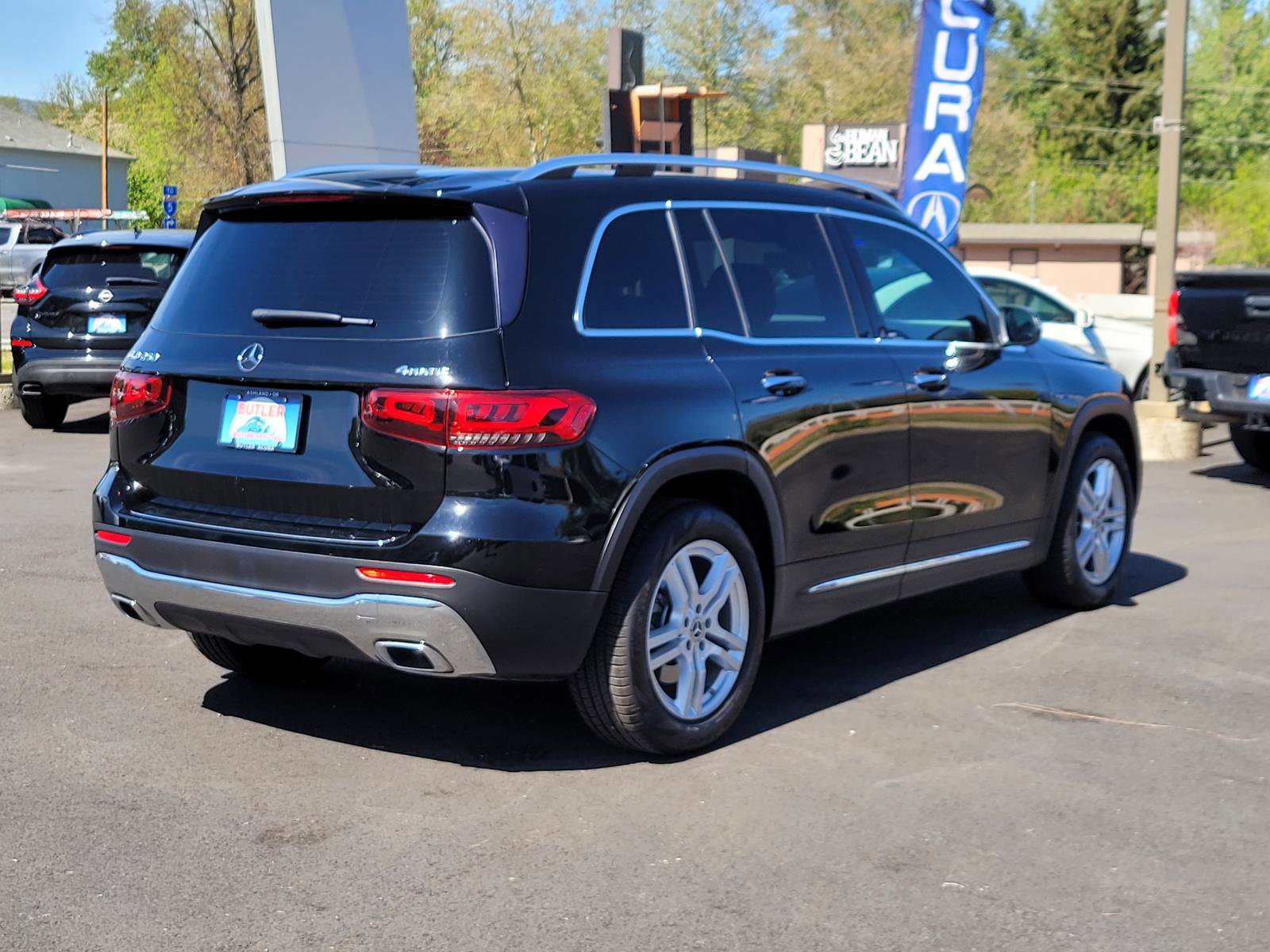 Used 2021 Mercedes-Benz GLB 250 4MATIC w/ Premium Package image 5