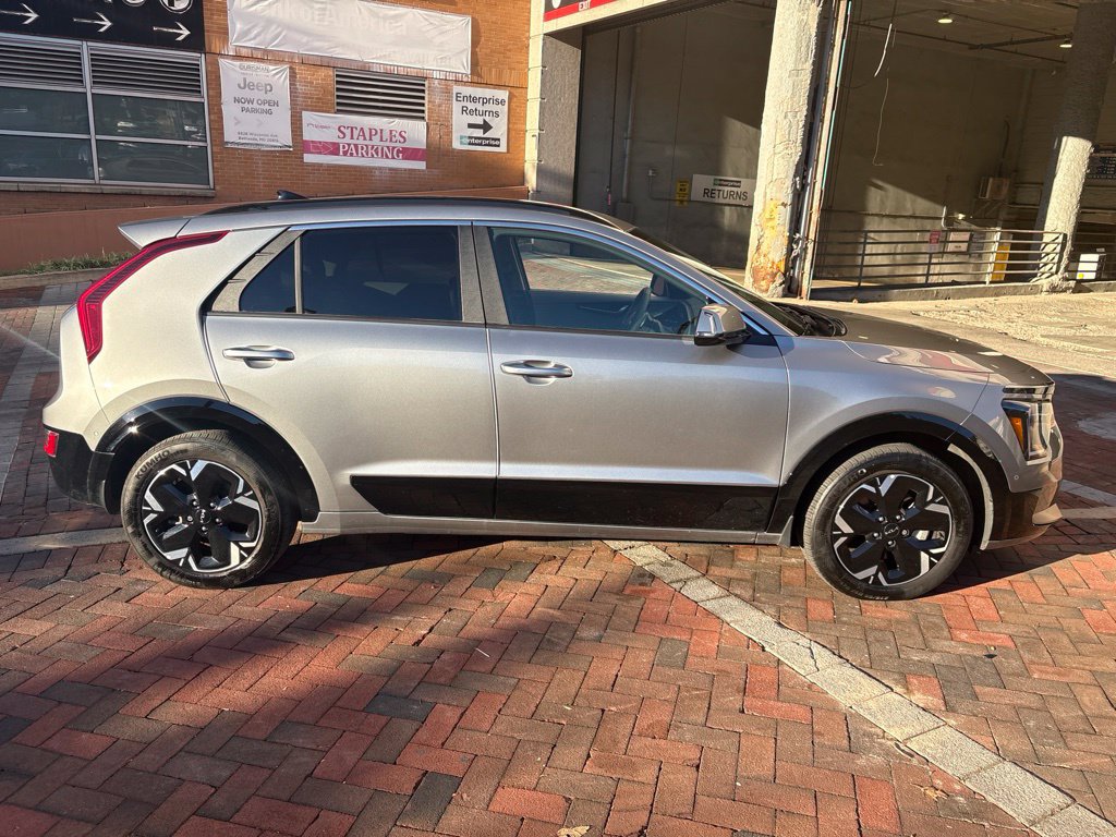 Used 2023 Kia Niro Wave w/ Wave Preserve Package FWD image 2