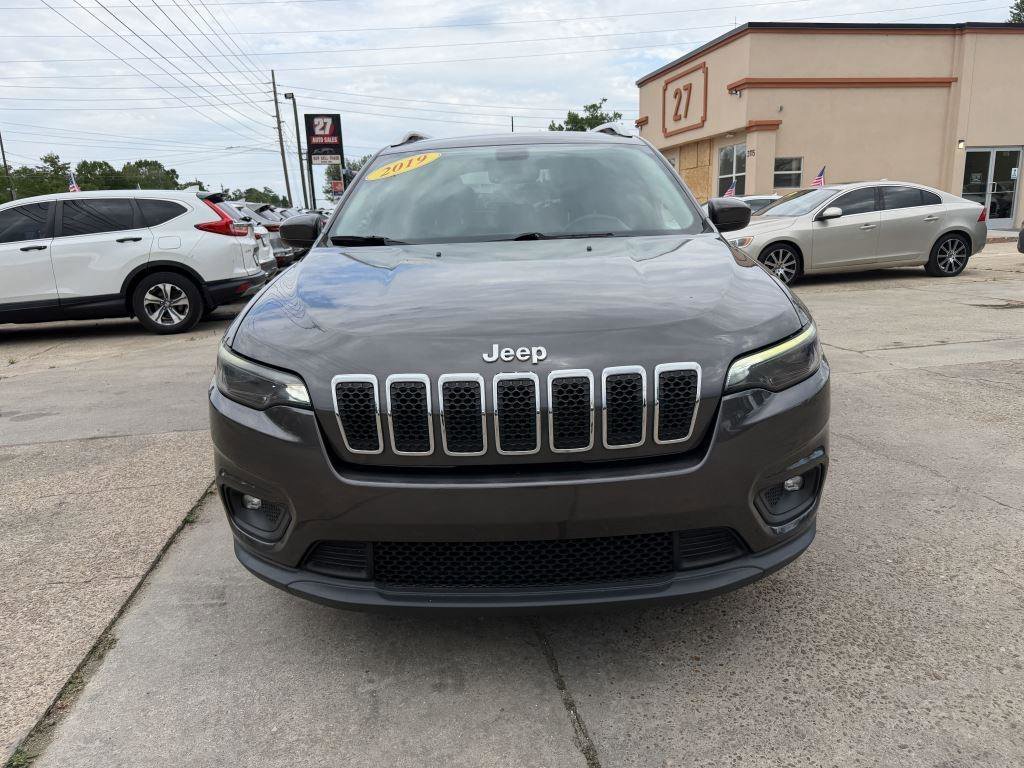 Used 2019 Jeep Cherokee Latitude Plus w/ Comfort/Convenience Group FWD image 2