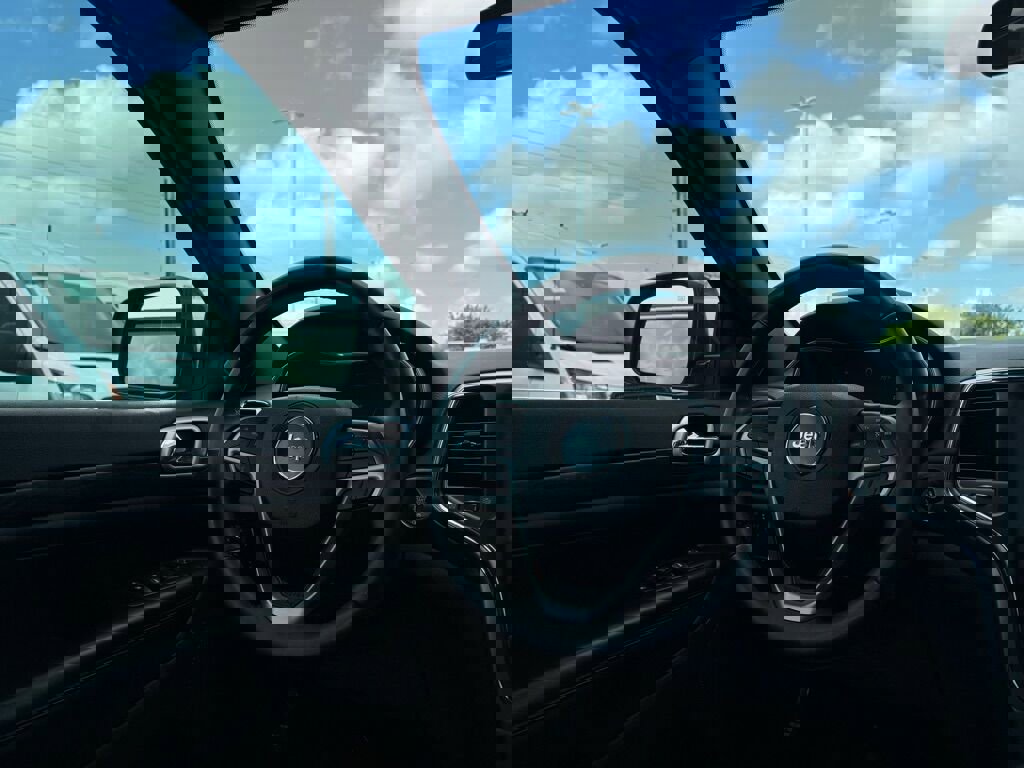 Used 2018 Jeep Grand Cherokee Laredo image 27