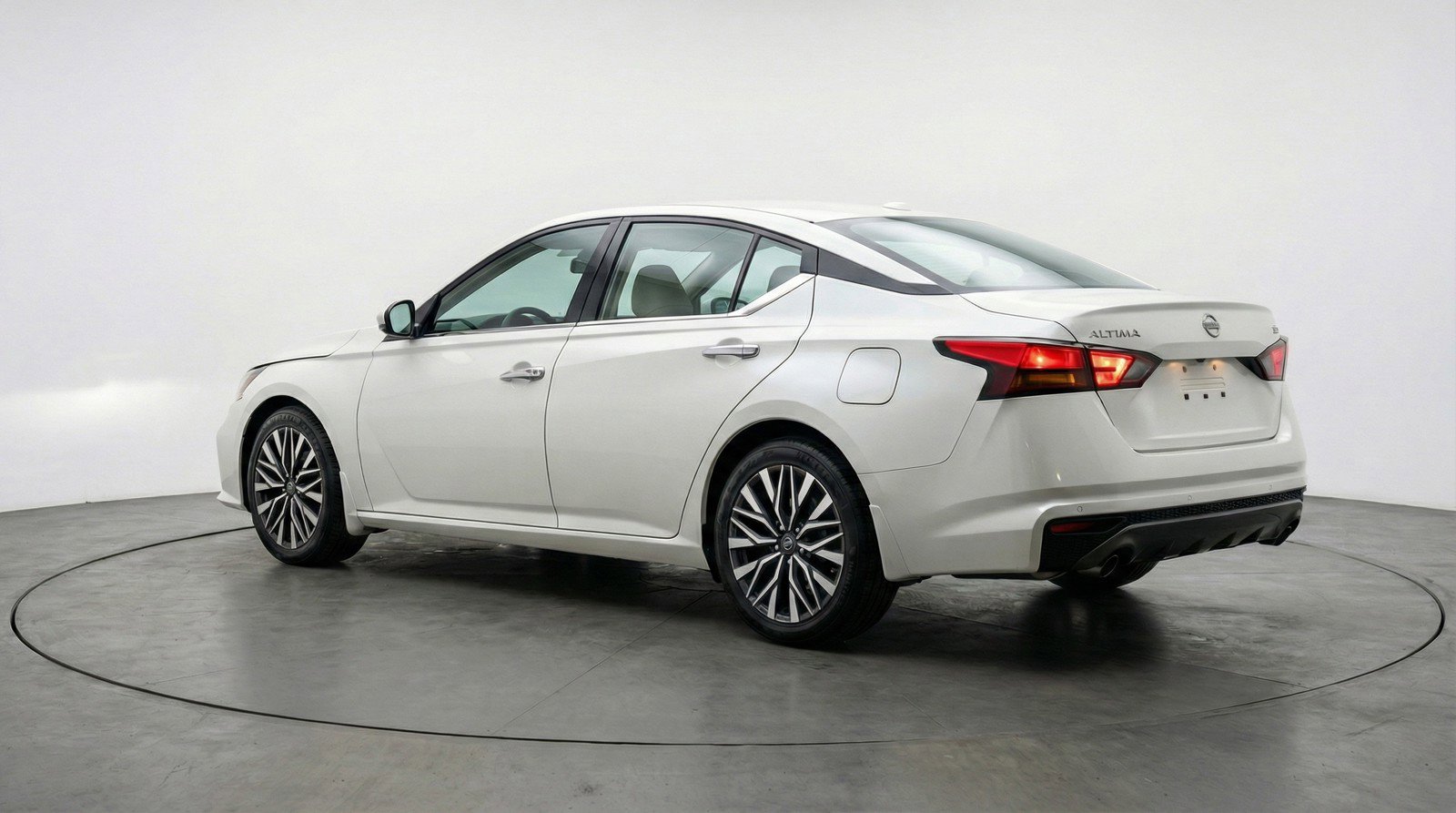 Used 2025 Nissan Altima 2.5 SV image 6