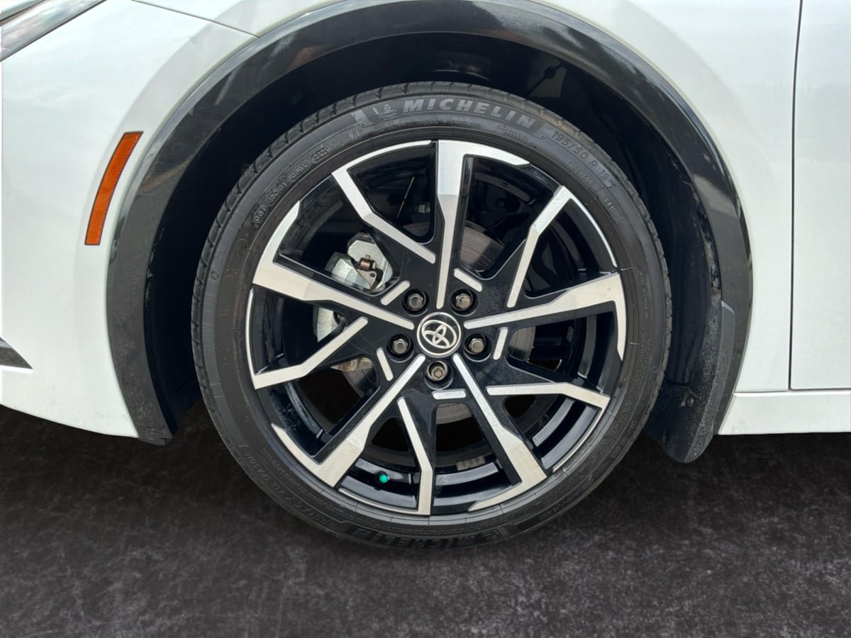 Used 2025 Toyota Prius Plug-In Hybrid FWD image 9
